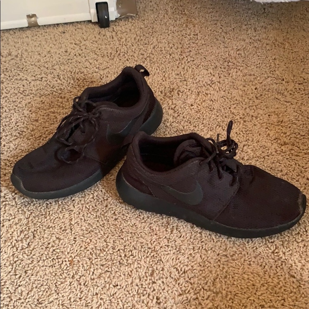 Black nike roshe shoes